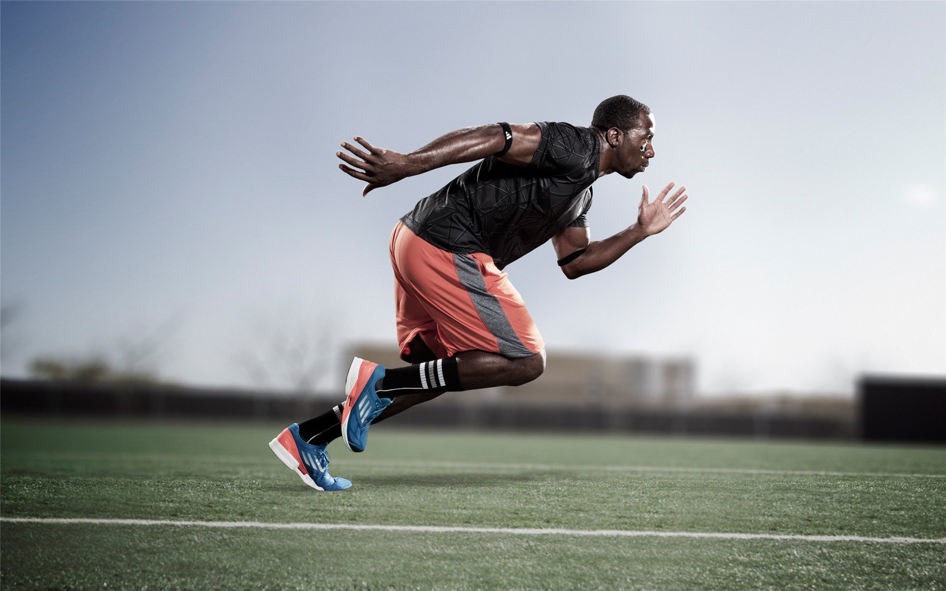 九游登录中心-C罗赛后送球鞋给场边小球迷，c罗送队友手表